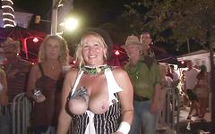 Jetzt beobachten - Horny sluts show off their tits at this group outdoor strip party