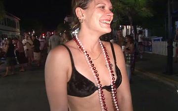Herunterladen Big boobs are out and so are asses at this nudist voyeur amateur party