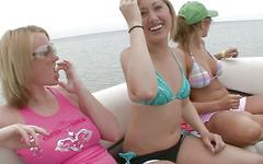 Ver ahora - Boatload of tits and ass on amateur parade as the nude party boat floats on