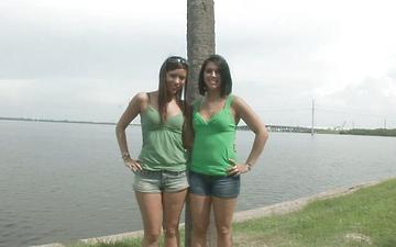 Downloaden Let's flash! pair of horny brunettes go cruisin and flash their hot bodies