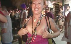 Guarda ora - Karen and her old friends whip out thier tits