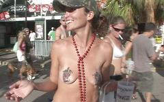 Jetzt beobachten - Trixie is naked in key west