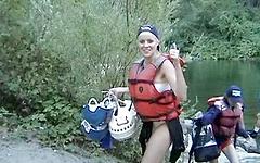 Guarda ora - Kelly goes to the raging rapids and has a great time