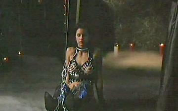 Scaricamento Voyeur bdsm see a submissive brunette in this fetish scene with bondage