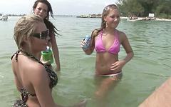 Regarde maintenant - Watch a hot group of horny lesbians playing out in the water together