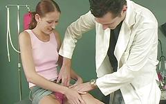 Kijk nu - Hailey goes to see doctor do me
