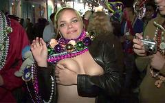 Nichole flashes her tits during Mardi Gras festivities - movie 2 - 7