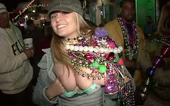 Regarde maintenant - Mariah flashes her tits during mardi gras festivities