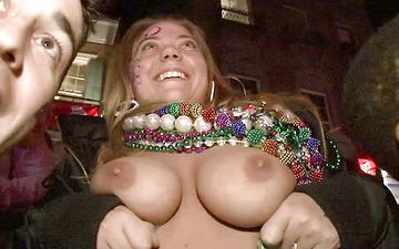 Downloaden Cleo flashes her tits during mardi gras festivities