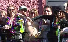 Lady Janice flashes her tits during Mardi Gras festivities - movie 6 - 7