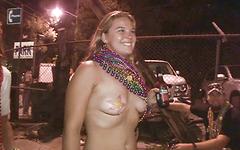 Urlicka gets as many beads as she can - movie 5 - 5
