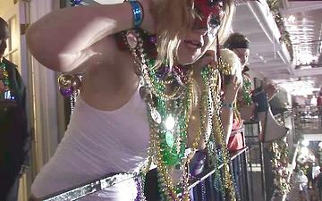 Télécharger Frances tries to cover her nude boobs in mardi gras beads