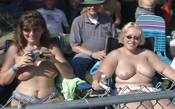 Herunterladen More brave amateurs get naked at the pole in huge public strip contest