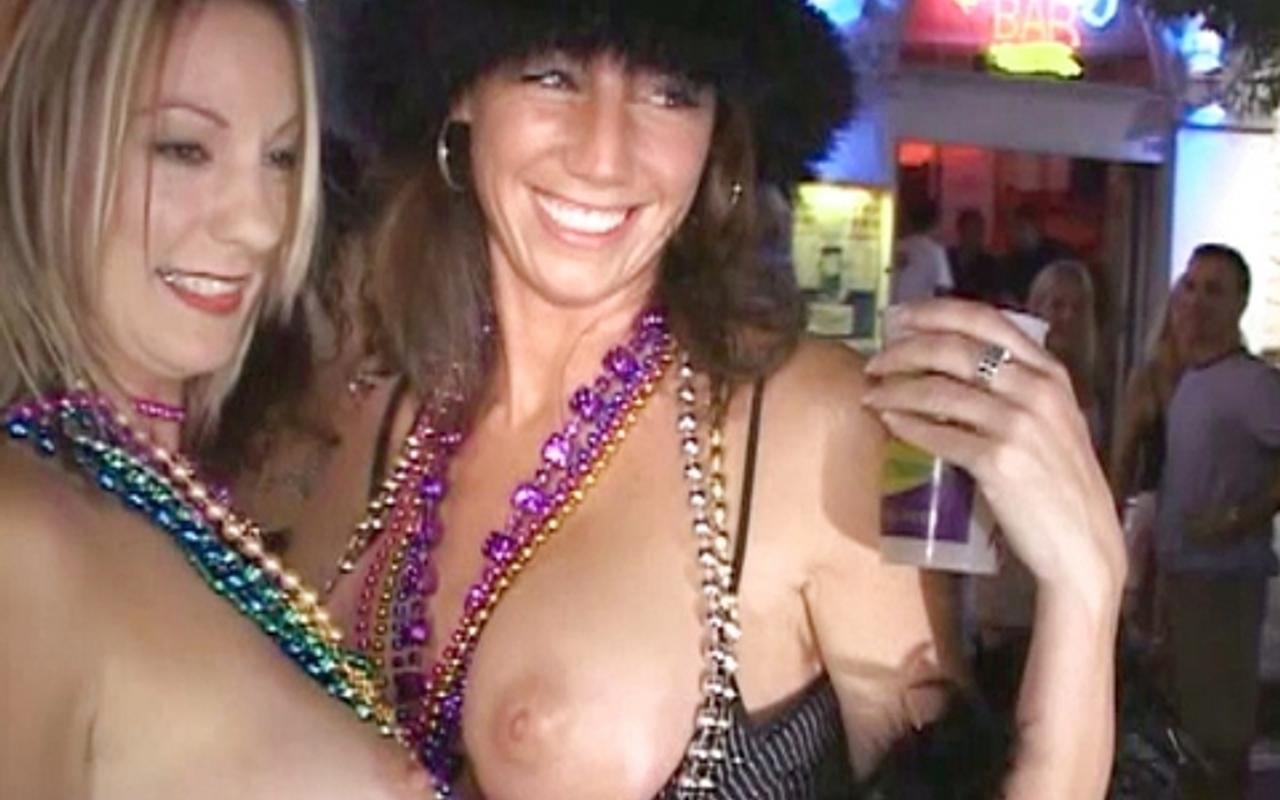 Vivez Le Mardi Gras Avec Des Nanas Qui Montrent Leurs Seins Pour Des