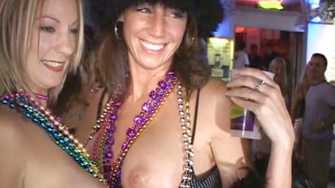 Vive el mardi gras con tías enseñando las tetas por abalorios