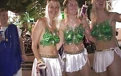 Erlebe Mardi Gras mit Küken, die ihre Titten für Perlen zeigen - movie 1 - 5