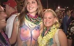 Erlebe Mardi Gras mit Küken, die ihre Titten für Perlen zeigen - movie 1 - 6