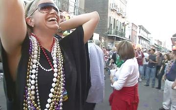 Herunterladen There is no upper age limit for these ladies who show tits and get beads