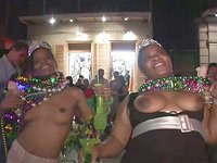 Guarda ora - Chelsea has a good time at mardi gras