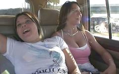 Regarde maintenant - Lexi goes on a real adventure with her girlfriend in the car