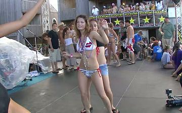 Herunterladen Naked dancing at college parties is all the rage! thats what these sluts do
