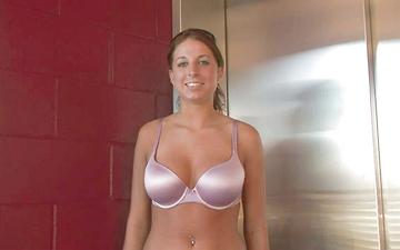 Descargar Tanned big boob amateur strips naked and masturbates in the locker room