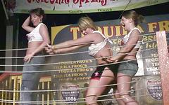 Jetzt beobachten - Tara gets down in the ring with friends