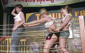 Herunterladen Tara gets down in the ring with friends