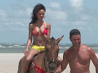 Kijk nu - Druuna diva takes dick on the sandy beach