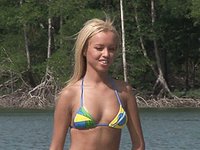 Jetzt beobachten - Barbie banks is a beach babe in brazil