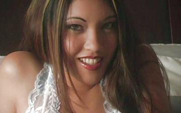 Herunterladen Nautica thorn shows off her asian pussy