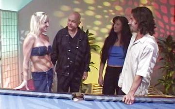 Télécharger Hunky married dude fucks a blonde on his pool table while ugly wife watches