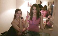 Jetzt beobachten - These great looking teen amateurs strip down and show their bodies
