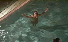 Ver ahora - Kelly gets in the pool late at night