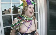 Ver ahora - Abigail has always wanted to enjoy the festivities of mardi gras