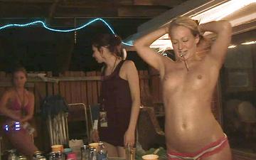 Descargar Tabitha gets naked at the beach house