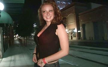 Scaricamento Ginger can't stop flashing her tits
