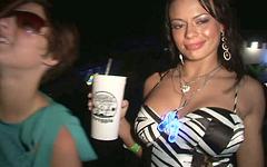 Jetzt beobachten - Salena and her friends enjoy flashing dudes at the club