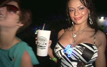 Downloaden Salena and her friends enjoy flashing dudes at the club