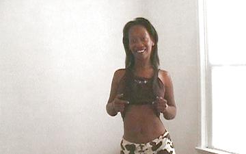 Télécharger Let a black chick with a pierced clit suck your cock in this pov scene