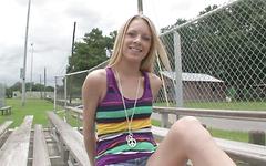 Kijk nu - Sweet blonde with tiny tits strips and flashes in public park