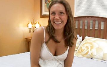 Télécharger Nineteen-year-old masturbates and gets super loud as she cums