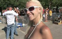 Kijk nu - This blonde is a showstopper