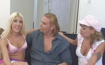 Downloaden Barbie bucxxx and another lady get fucked by a dude on the couch