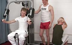 Jetzt beobachten - Sexy jock and twink bareback threesome in gym