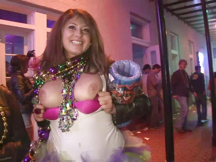 Tracey Loves Getting Naked For People
