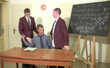 Scaricamento Two twinks tag team their bottom teacher's bottom in classroom