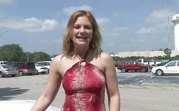 Scaricamento Pretty blonde flashes her tits ass and gash outdoors and in public