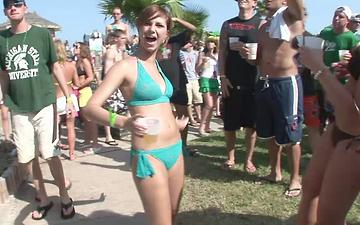 Downloaden Party girls get wild and naked in public at outdoor party