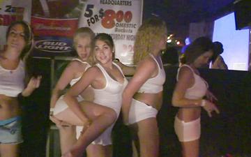 Downloaden Amateur party girls compete in wet t-shirt contest in real-life footage